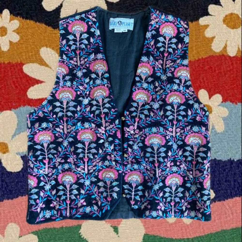 Gorgeous floral embroidered button up vest! 🌸🎀